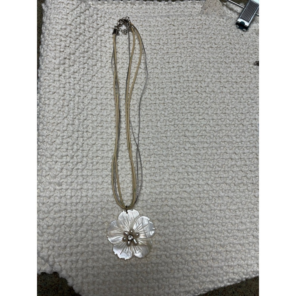 Necklace‎ - floral with faux pearl/rhinestone center